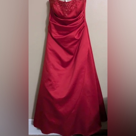 David’s Bridal | Women’s Red Strapless Formal Dress size 2 - Picture 14 of 17